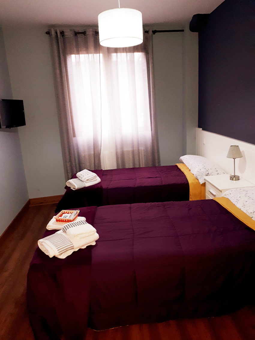 cama habitacion doble otra vista